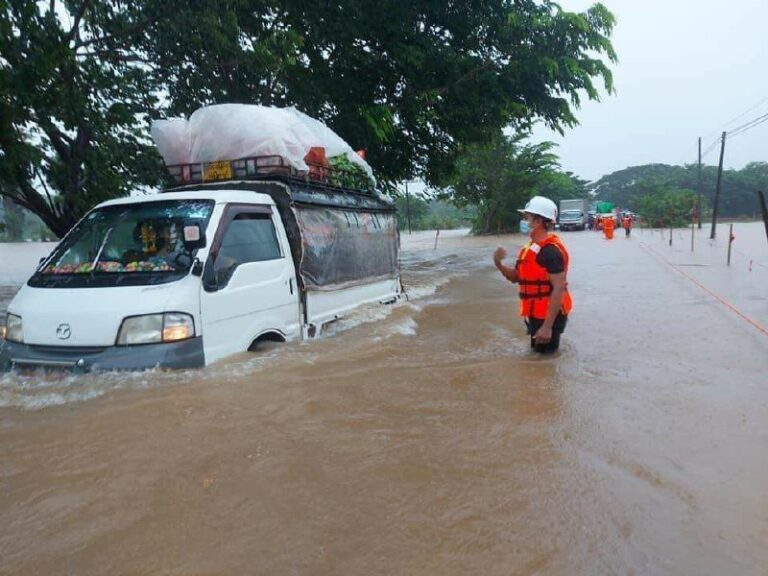 မုဒုံ-သံဖြူဇရပ်သွား ကားလမ်းပေါ်ရှိ နှီးပဒေါတံတားအနီး၌ ကားလမ်းရေကျော်နေ