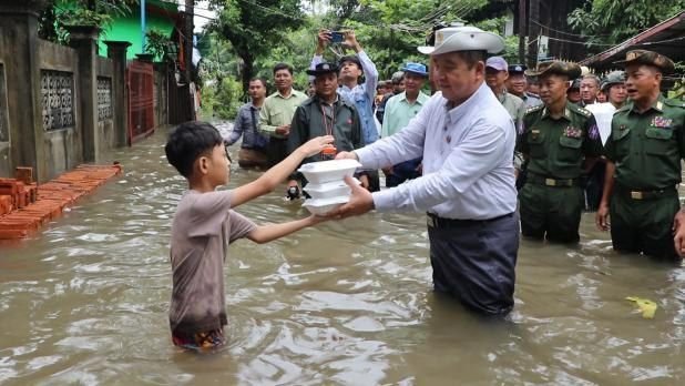 မုဒုံမြို့မှ ရေဘေးသင့် ပြည်သူ (၄၆၅) ဦးအတွက် ပြည်နယ် အစိုးရမှ ထောက်ပံ့ပစ္စည်းများ ပေးအပ်