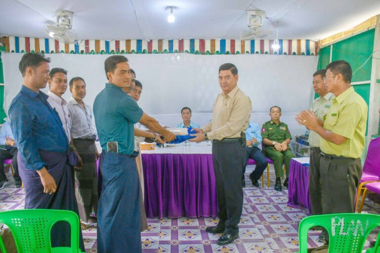 ရခိုင်ပြည်နယ်အစိုးရအဖွဲ့မှ စစ်တွေမြို့နယ်အတွင်းရှိ IDP စခန်းများတွအတွက် ဆန်အိတ်များထောက်ပံ့