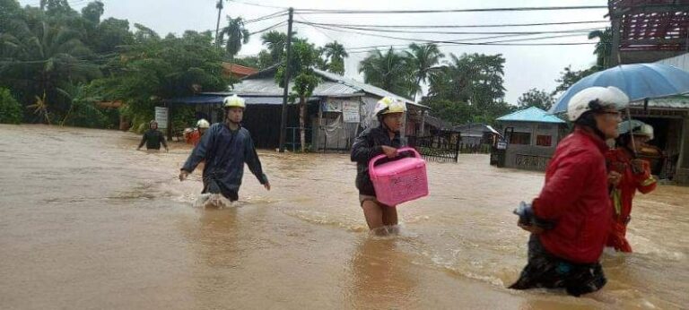 လောင်းလုံးတွင် မိုးသည်းထန်စွာရွာသွန်းမှုကြောင့် ကားလမ်းရေကျော်မှုဖြစ်ပေါ်