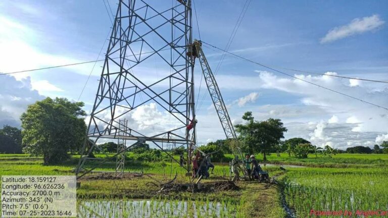 ကျောက်တံခါးမြို့နယ်အတွင်းက မိုင်းခွဲဖျက်ဆီးခံထားရသည့် လျှပ်စစ်ဓာတ်အားလိုင်း တာဝါတိုင် (၂) တိုင်အား ပြန်လည်ပြင်ဆင်နေ