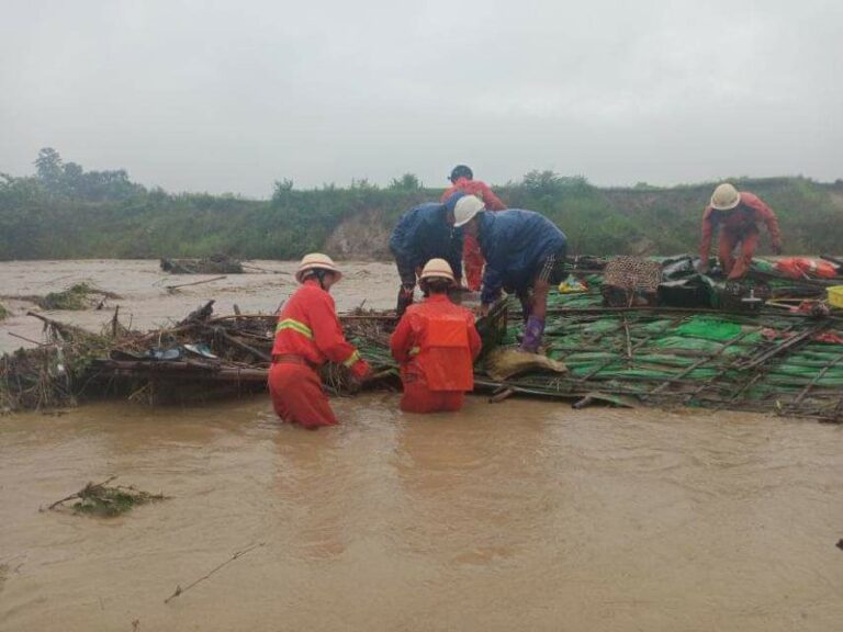 ဟိုပင်မြို့တွင် မိုးသည်းထန်စွာရွာသွန်း၍ ရပ်ကွက် (၂) ခုရှိ နေအိမ်များအတွင်း ရေဝင်ရောက်နေ