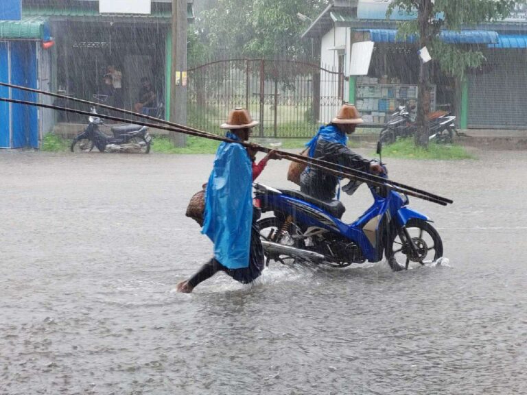 ပေါင်မြို့တွင် မိုးသည်းထန်စွာရွာသွန်း၍ နေအိမ်များအတွင်း ရေဝင်ရောက်ကာ ရန်ကုန်-မော်လမြိုင်ကားလမ်း ရေကျော်နေ