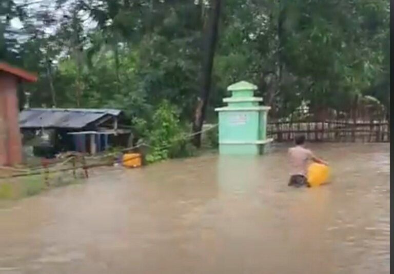 တိုက်ကြီးမြို့နယ်တွင် မိုးသည်းထန်စွာရွာသွန်းမှုကြောင့် နေအိမ်များအတွင်းသို့ ရေဝင်ရောက်မှုများဖြစ်ပေါ်နေ