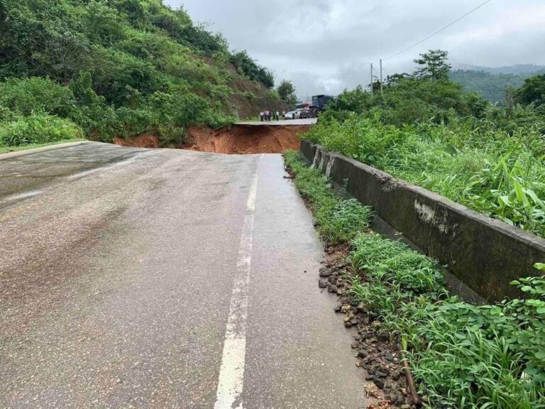 ဒေါနလမ်းသစ် ပြိုကျမှုဖြစ်ပွား ၊ တွဲကားတစ်စီးနှင့် အိမ်စီးကားတစ်စီး ပိမိနေကြောင်း ကနဦးသတင်းရ