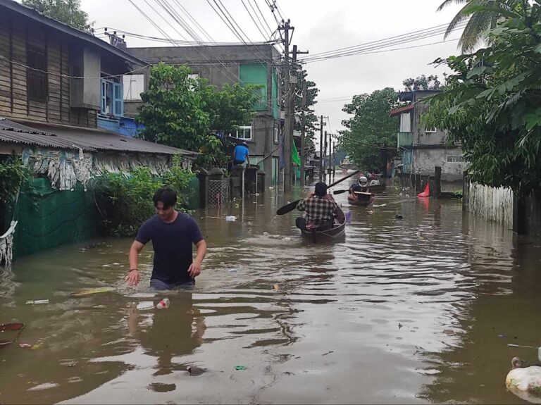 မိုးသည်းပြီး တောင်ကျရေများ၍မြစ်ရေမြင့်တက်ကာ ဘားအံတွင် နေအိမ်များအတွင်းရေဝင်နေ