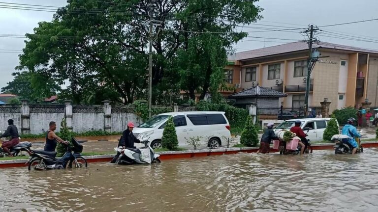 ပဲခူးမြို့တွင် မြစ်ရေမြင့်တက်မှုကြောင့် ရေဘေးယာယီကယ်ဆယ်ရေးစခန်း ၁၃ ခုဖွင့်လှစ်ထား