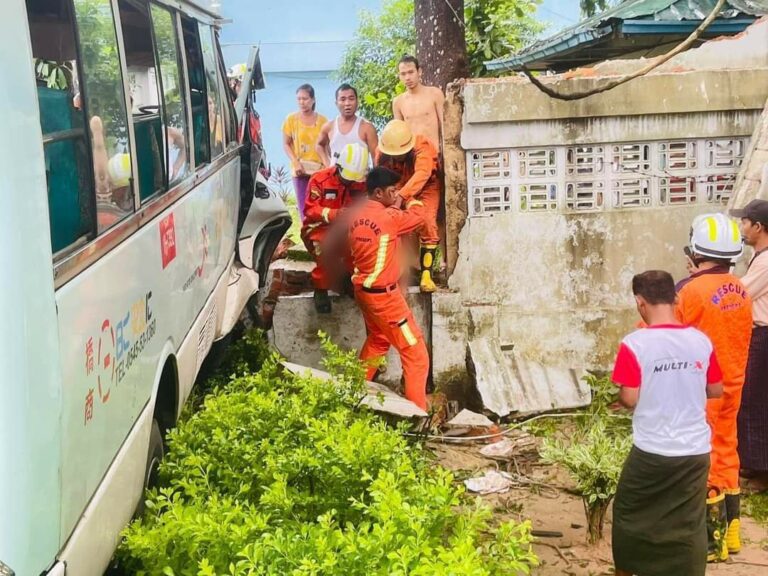 ရန်ကုန်-ပြည်လမ်းတွင် Mini Bus ယာဉ်နှင့် ဆိုင်ကယ်တိုက်မိမှုကြောင့် ဆိုင်ကယ်ပေါ်ပါ ကလေးငယ် ၁ ဦးနှင့်ဆိုင်ကယ်မောင်းသူသေဆုံး