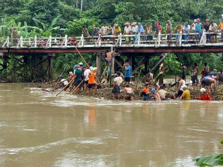 အင်္ဂပူမြို့နယ်ရှိ ရေကျော်တံတားကျိုးကျနိုင်၍ ပိတ်ဆို့နေမှုများကို ရှင်းလင်းဖယ်ရှား