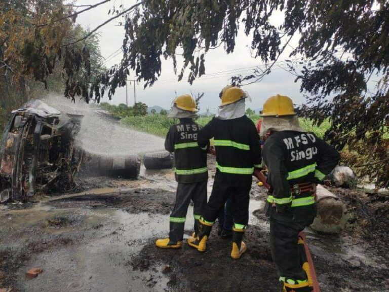 စဥ့်ကူးမြို့နယ်တွင် Light Truck ကားဘီးပေါက်ကာ တိမ်းမှောက်ပြီး မီးလောင်မှုဖြစ်ပွား