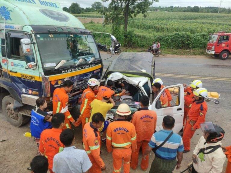 ပြင်ဦးလွင်တွင် Suzuki Carry ယာဉ်မှ ဘရိတ်ပေါက်၍ ၁၂ ဘီးကားအား၀င်တိုက်မိမှုကြောင့် ၁ ဦးသေ ၄ ဦးဒဏ်ရာရ