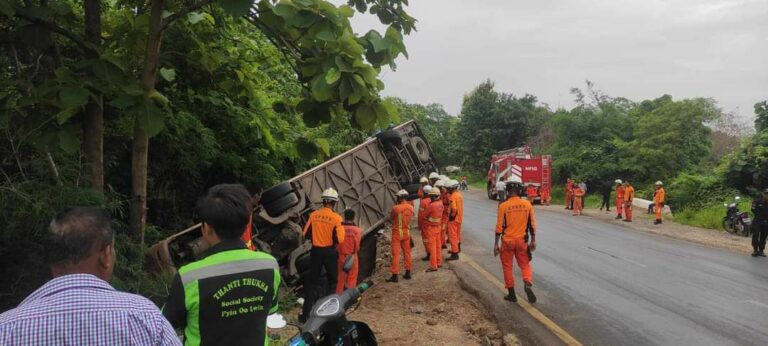 ပြင်ဦးလွင်တွင် Express ကားတစ်စီး လမ်းချော်တိမ်းမှောက်၊ ထိခိုက်ဒဏ်ရာရသူမရှိ