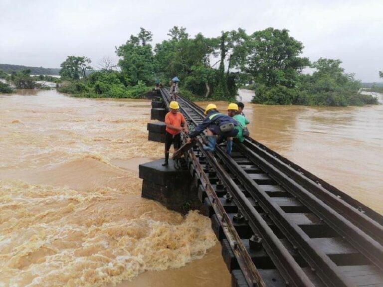 ပဲခူး – မော်လမြိုင်သွား ရထားလမ်းပိုင်း ရေကျော်နေ၍ ရထားခရီးစဉ်များအား ယာယီရပ်နားထား