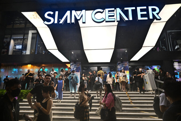 Siam Paragon ပစ်ခတ်မှုကြောင့် သေ-ဆုံးသူများထဲတွင် မြန်မာရွှေ့ပြောင်းလုပ်သား အမျိုးသမီးတစ်ဦးပါဝင်နေ