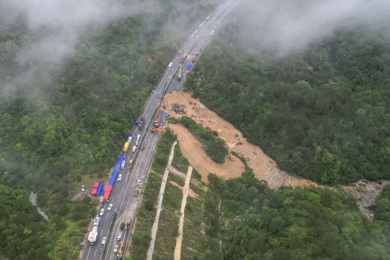 ကွမ်တုံပြည်နယ်အဝေးပြေးလမ်းပြိုကျ၍‌ေ-သဆုံးသူ ၄၈ ဦးအထိရှိလာ