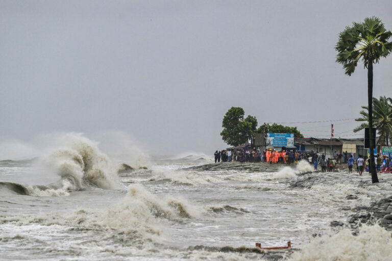 ဆိုင်ကလုန်း ရီရ်မဲလ် ဘင်္ဂလားဒေ့ရှ်နဲ့ အိန္ဒိယကို ဝင်ရောက်တိုက်ခတ်နေပြီး လူသန်းချီ လျှပ်စစ်ဓါတ်အားပြတ်တောက်မှုနဲ့ ရင်ဆိုင်ရ