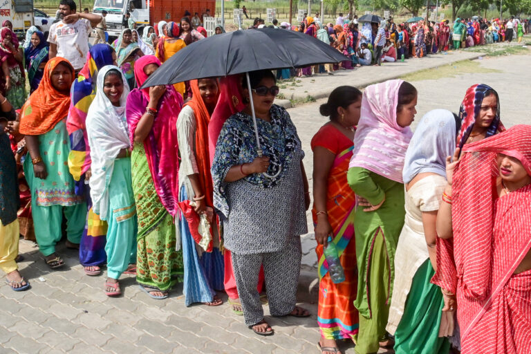 အိန္ဒိယရွေးကောက်ပွဲနောက်ဆုံးနေ့၌ အပူဒဏ်ကြောင့် မဲရုံဝန်ထမ်း ၃၃ ဦး‌ေ-သဆုံးခဲ့