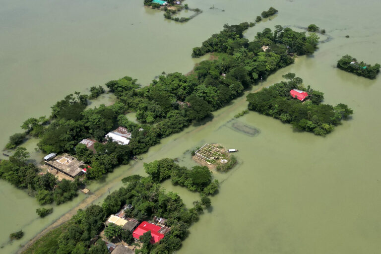 ဘင်္ဂလားဒေ့ရှ်မှာ ရေကြီးရေလျှံမှုတွေဖြစ်ပွားနေပြီး လူပေါင်း ၂ သန်းကျော် ရေဘေးအတွင်း ပိတ်မိနေ