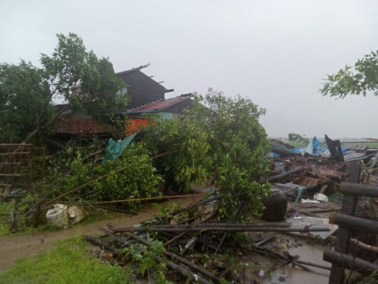 ကွမ်းခြံကုန်းမြို့နယ် ကညင်ကုန်းကျေးရွာတွင် လေဆင်နှာမောင်း တိုက်ခတ်မှုကြောင့် နေအိမ်များပေါ်သို့ သစ်ပင်ကြီးများ လဲကျပြီး နေအိမ်အချို့ ပျက်စီး