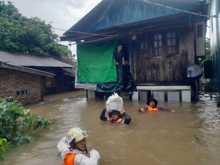 (၆)နှစ်အတွင်း သံလွင်မြစ်ရေ စံချိန်တင်မြင့်တက်မှုကြောင့် ဘားအံမြို့ မြို့လုံးကျွတ်နီးပါး ရေလွှမ်းမိုးမှု ဖြစ်ပွားနေ