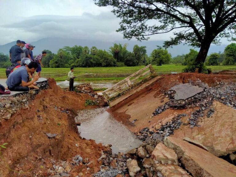 ဘားအံခရိုင်၊ ပိုင်ကျုံမြို့တွင် တောင်ကျရေစီးဆင်းပြီး ရေကြီးနစ်မြုပ်မှုကြောင့် ပြိုကျပျက်စီးမှု အခြေအနေများအား တာဝန်ရှိသူများက ကွင်းဆင်းစစ်ဆေး