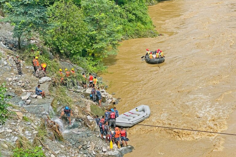 နီပေါမှာ မြစ်ထဲမျောပါသွားသောဘတ်စ်ကားနဲ့အတူ ပျောက်ဆုံးလျက်ရှိသူ ၅၅ ဦး အသက်ရှင်စရာ မျှော်လင့်ချက် ကင်းမဲ့ခဲ့ပြီဟု ဆို