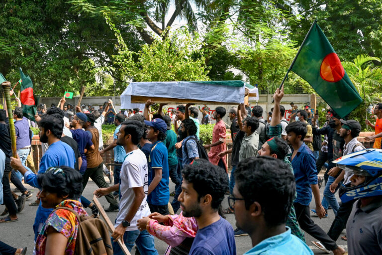 ဆန္ဒပြမှုတွေ ပြင်းထန်နေတဲ့ ဘင်္ဂလားဒေ့ရှ်မှာ တက္ကသိုလ်အားလုံး ပိတ်လိုက်ရပြီး ဆန္ဒပြပွဲ လူ‌ေ-သဆုံးမှုတွေအပေါ် စုံစမ်းစစ်ဆေးဖို့ အစိုးရ ညွှန်ကြား
