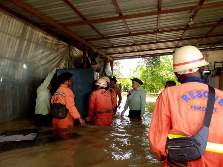 မိုးကောင်းချောင်းရေ ဝင်ရောက်မှုကြောင့် မိုးကောင်းမြို့အနိမ့်ပိုင်းရပ်ကွက်များမှ ဒေသခံများကို ကယ်ဆယ်ရေးလုပ်ငန်းများ ဆောင်ရွက်နေရ