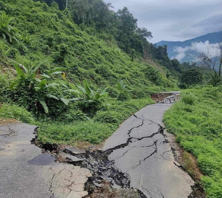 ကချင်ပြည်နယ်အတွင်း မိုးကြီးမှုကြောင့် မြစ်ကြီးနား-ပူတာအို လမ်းပိုင်း နေရာအချို့ပျက်စီးကာ အတက်အဆင်းယာဉ်များ သွားလာ၍ မရတော့ဟု ဆို