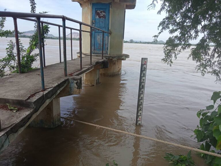 ချင်းတွင်းမြစ်ရေသည် မုံရွာမြို့၏ စိုးရိမ်ရေမှတ်အထက် (၂) ပေခွဲခန့်ကျော်လွန်ရောက်ရှိနေ