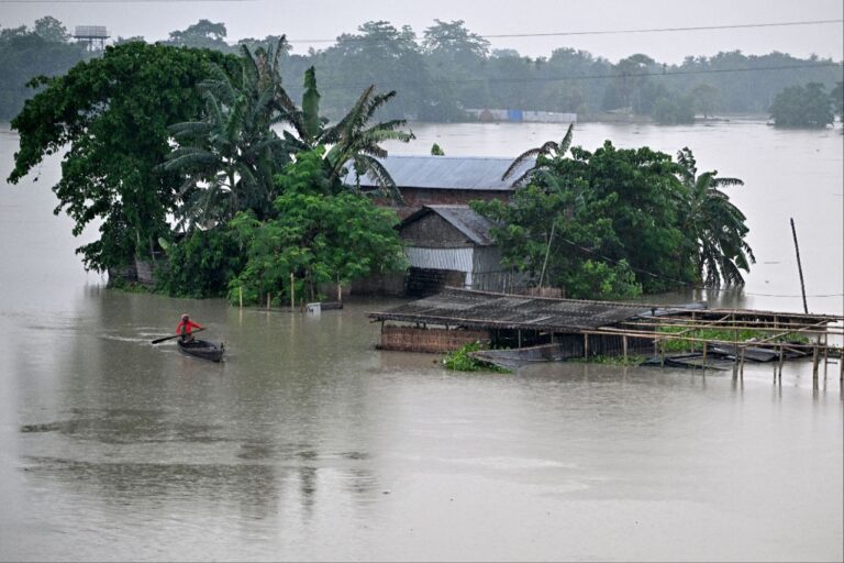 အိန္ဒိယ အာသံပြည်နယ်မှာ ရေကြီးမှုကြောင့် ရှားပါး ဦးချိုတစ်ချောင်းကြံ့ ကိုးကောင်နှင့် ကြံ့ ၁၅၀နီးပါးေ- သဆုံး