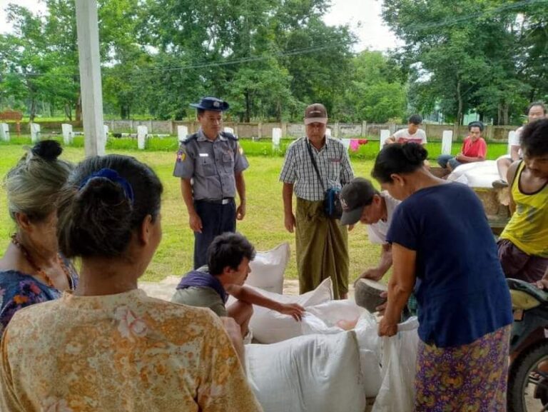 ဟုမ္မလင်းမြို့ပေါ်ရှိ ရေဘေးရှောင်ကယ်ဆယ်ရေးစခန်းများသို့ဆန်အိတ်များထောက်ပံ့