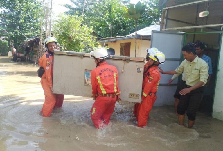 မကွေး၊ ကံမ၊ မင်းလှ၊ ရေနံချောင်းမြို့နယ်တို့ရှိ ကျေးရွာ၊ ရပ်ကွက်အချို့တွင် မြစ်ရေ မြင့်တက်ဝင်ရောက်နေသည့်အတွက် ရေဘေးသင့်ပြည်သူများအား ရေဘေးလွတ်ရာသို့ ပြောင်းရွှေ့နေရာချထားပေးနေရ