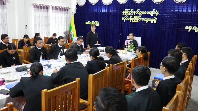 ဥပဒေပညာဖြင့် ဝန်ဆောင်မှုပေးနေသည့် ဥပဒေ အရာရှိများသည် ပြည်သူများအား ဝန်ထုတ်ဝန်ပိုးမဖြစ်အောင် တာဝန်ထမ်းဆောင်ရန် မွန်ပြည်နယ် ဥပဒေချုပ် မှာကြား