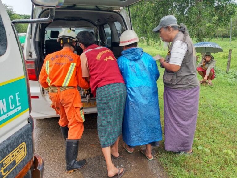 မှော်ဘီမြို့နယ် အမှတ်(၄)လမ်းမပေါ်တွင် Hilux နှင့် Light Truck တို့ အရှိန်လွန် တိုက်မိမှုဖြစ်ပွားရာ (၂)ဦး အသက်ဆုံးရှုံးခဲ့ပြီး (၆)ဦး ထိခိုက်ဒဏ်ရာရ