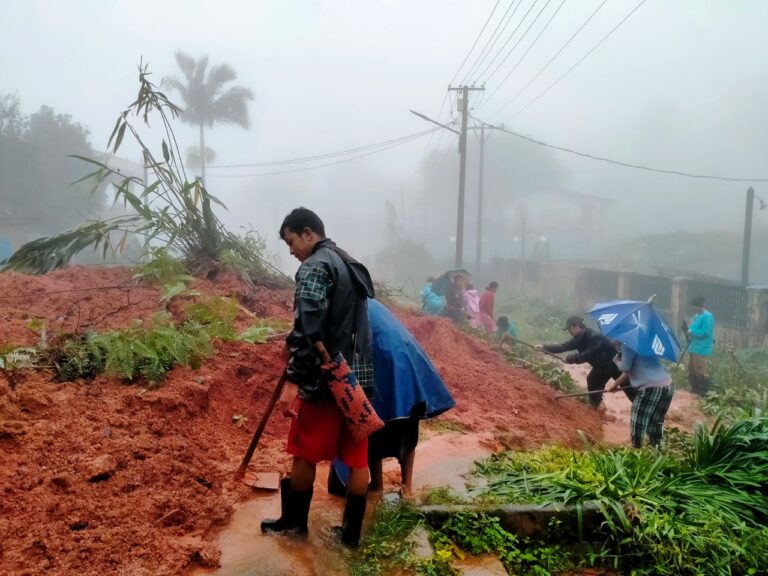 သံတောင်ကြီးမြို့နယ်တွင် မြေပြိုကျမှုဖြစ်ပေါ်ကာ နေအိမ် (၅)လုံး ထိခိုက်ပျက်စီး၊ သံတောင်ကြီး – တောင်ငူ ကားလမ်း အချို့ နေရာများတွင်လည်း မြေပြိုမှုများဖြစ်ပွား