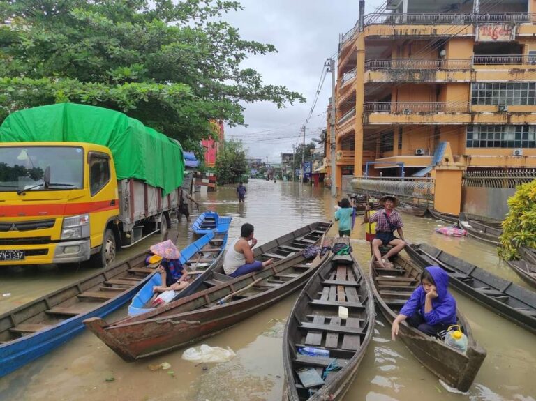 ဘားအံမြို့ရေဘေးသင့်ပြည်သူများကို ပြည်နယ်ဝန်ကြီးချုပ် ထောက်ပံ့ပစ္စည်းများပေးအပ်