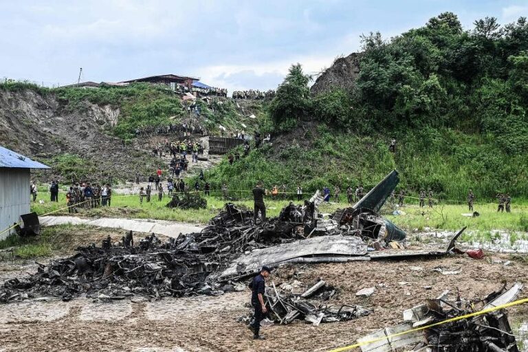 နီပေါမှာ လေယာဉ်တစ်စင်း ပြေးလမ်းမှပျံတက်စဉ် ပျက်-ကျမှုဖြစ်ခဲ့တာကြောင့် လူ ၁၈ ဦး ‌ေ-သဆုံးခဲ့ပြီး လေယာဉ်မှူးတစ်ဦးသာ အသက်ရှင်လွတ်မြောက်