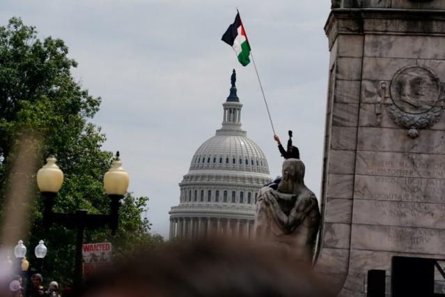 အမေရိကန်ကွန်ဂရက်မှာ နေတန်ယာဟု မိန့်ခွန်းပြောကြားစဉ် ဆန္ဒပြသူတွေက ပါလက်စတိုင်းအလံတွေ ဝှေ့ယမ်း