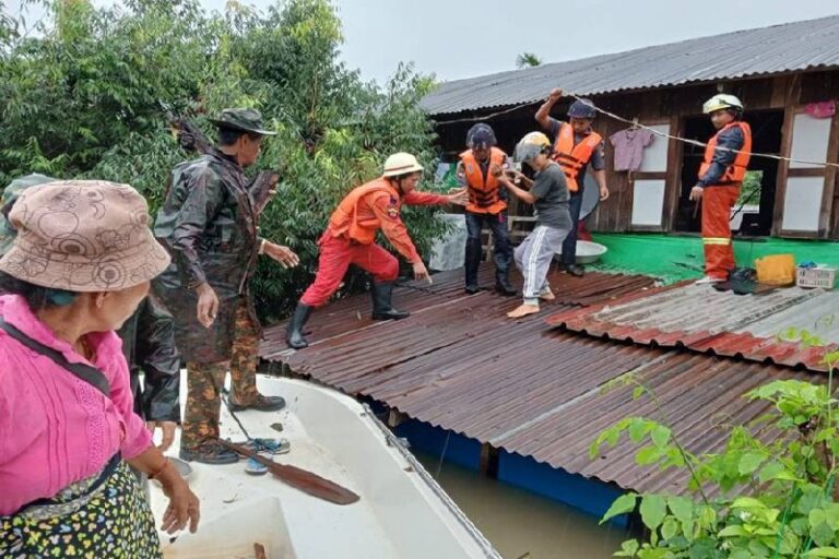 တနိုင်းမြို့နှင့် ခန္တီးမြို့ရှိ ရပ်ကွက်၊ ကျေးရွာများမှ ရေဘေးသင့်ပြည်သူများအား ရေဘေးကင်းလွတ်ရာသို့ ကူညီရွှေ့ပြောင်းပေးနေရ