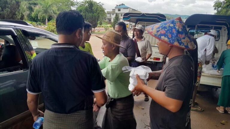 ရှမ်း/မြောက်တိုက်ပွဲကြောင့် တိမ်းရှောင်လာသူ စစ်‌ဘေးရှောင်များအား ရပ်စောက်ဒေသခံများ အစားအသောက်များဝေငှ