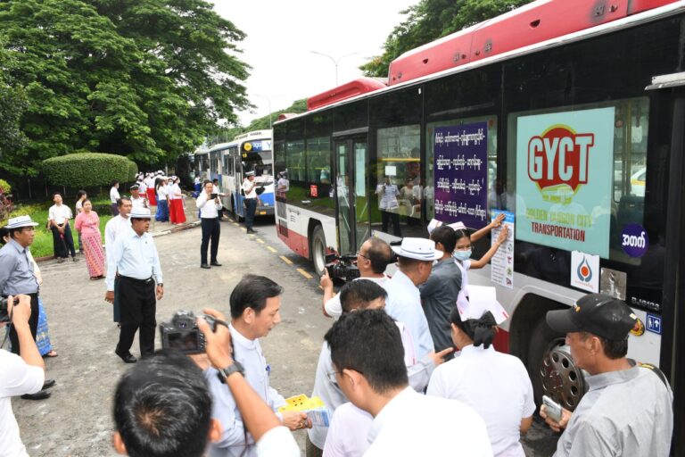 နေ့စဉ် ယာဉ်စီးသူ(၁.၇)သန်းခန့် သွားလာနေသည့် YBS ယာဉ်လိုင်းများတွင်ပြင်းထန်ဝမ်းပျက်ဝမ်းလျှောရောဂါအကြောင်း အသိပညာပေးနေ