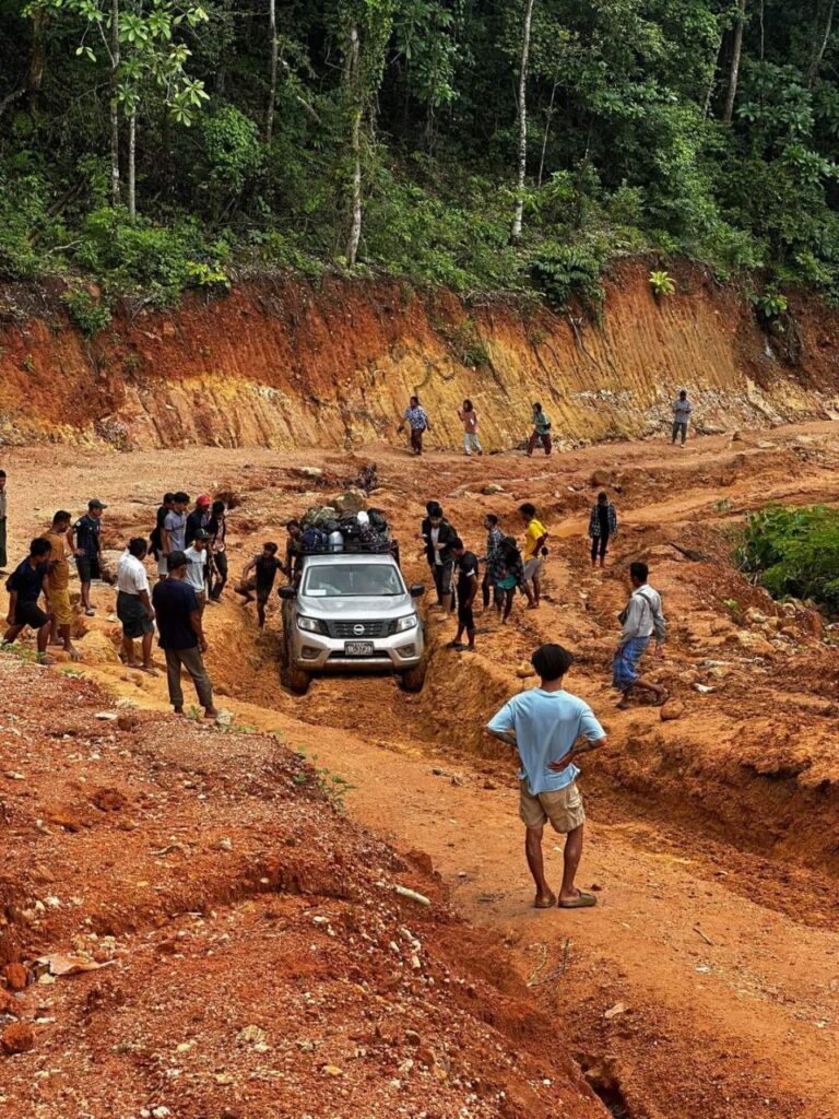 မြဝတီလမ်းပိုင်း သွားလာမှု အခက်အခဲများကြောင့် ယာဉ်ငယ်ခရီးစဉ်များ ယာယီရပ်နားနေရ