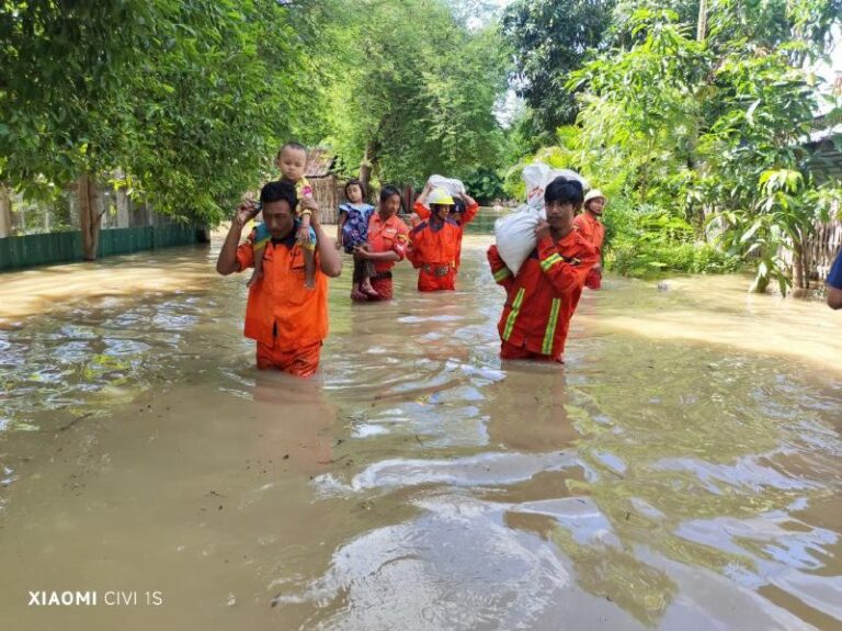 မကွေးတိုင်းအတွင်းရှိ မြို့နယ်အချို့တွင် ဧရာဝတီမြစ်ရေ ဝင်ရောက်နေသည့်အတွက် ရေဘေးသင့် ပြည်သူများအား ဘေးလွတ်ရာသို့ ပြောင်းရွှေ့နေရာချထားနေရ