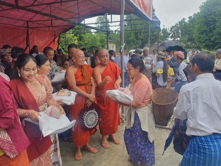 ရွှေဆံပင်ဆရာတော်နှင့် အလှုရှင်များကပူတာအိုမြို့ဝန်းကျင်ရှိ ပြည်သူများသို့ စားစရာနှင့် ငွေကြေးများလှူဒါန်း