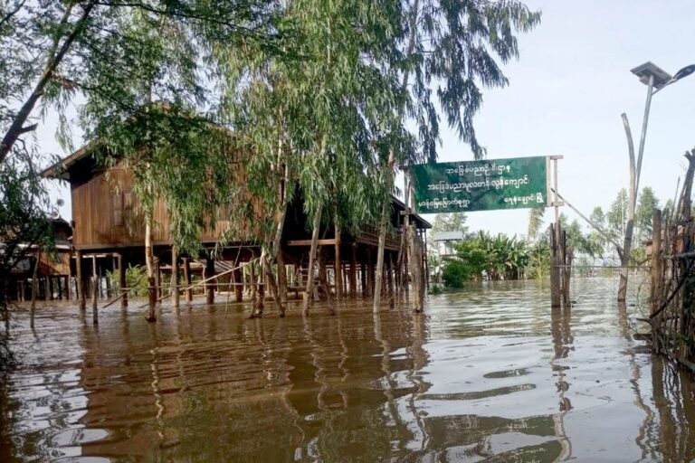 ဧရာဝတီမြစ်ရေမြင့်တက်မှုကြောင့် အခြေခံပညာကျောင်း ၂၃ ကျောင်းနှင့် တိုက်နယ်ဆေးရုံတစ်ခု ရေနံချောင်းမြို့၌ ယာယီပိတ်ထားရ