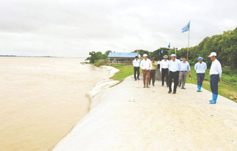 ဧရာဝတီတိုင်းတွင် ရေဘေးကာကွယ်ရေးတာများ ကြံ့ခိုင်ရန်နှင့် ရေဘေးကာကွယ်ရေး လုပ်ငန်းများ ကြပ်မတ်နေ