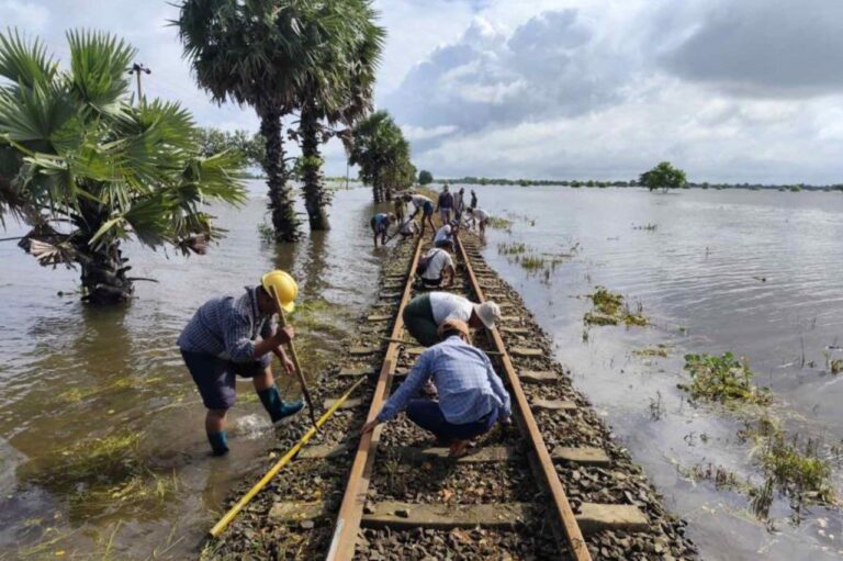 မိုးကြီးရေလျှံမှုကြောင့်ရပ်နားထားခဲ့ရသည့် ပုသိမ် – ဟင်္သာတ – ကြံခင်း ရထားပြန်လည်ပြေးဆွဲ