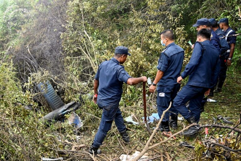 နီပေါမှာရဟတ်ယာဉ် ပျ-က်ကျ၊ယာဉ်ပေါ်ပါ ငါးဦးစလုံး ‌ေ-သဆုံး