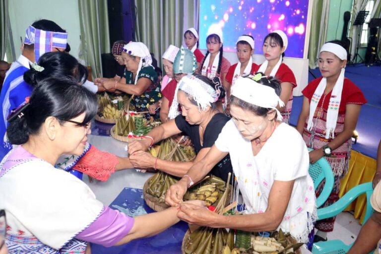 ​ဝေးကွာ​နေ​သောဆွေမျိုးသားချင်း များ ပြန်လည်စုစည်းပြီးမျိုးချစ်စိတ်နှင့် စည်းလုံးညီညွတ်မှုအတွက်ချည်ဖြူဖွဲ့​နှောင်ခြင်းများပြုလုပ်